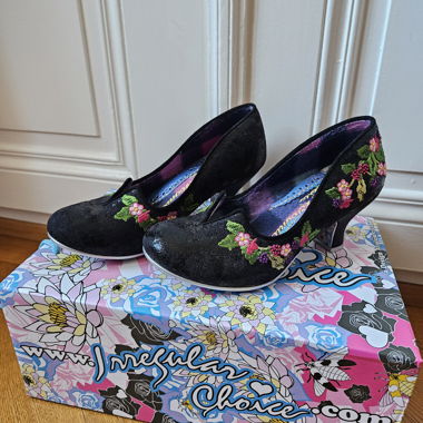 Décolleté Irregular Choice neri ricamati a fiori