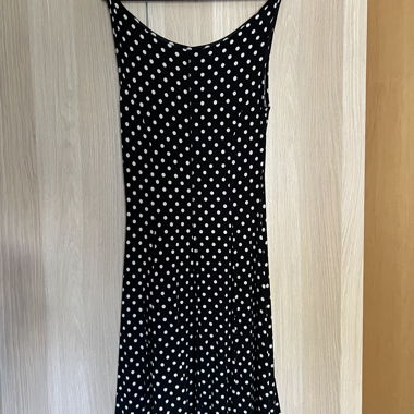 Punktiertes, lockeres Sommerkleid