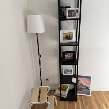 Schwarzes Ausstellungsregal