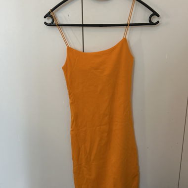Abito arancione con spalline sottili