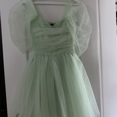 Abito in tulle verde menta con maniche a sbuffo