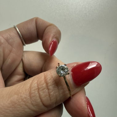 Anello in oro con pietra