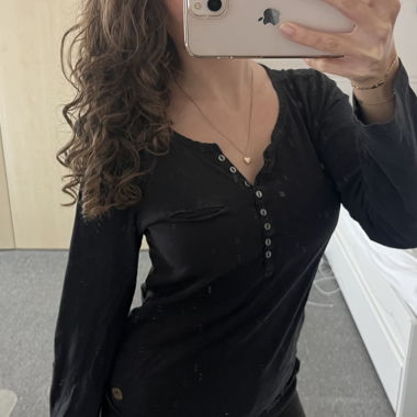 Haut vintage à manches longues avec patte boutonnée