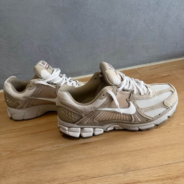Baskets Nike Vomero 5 beige