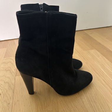 Schwarze Stiefeletten mit Absatz