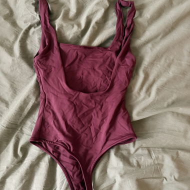 Burgunderfarbener Body