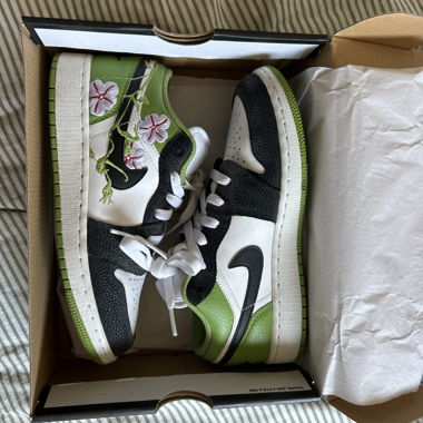 Sneakers Nike vertes et noires florales