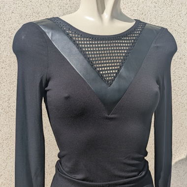 Schwarzes Langarm-Top mit Kunstleder-Details