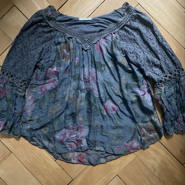 Blusa floreale con pizzo di Zabaione