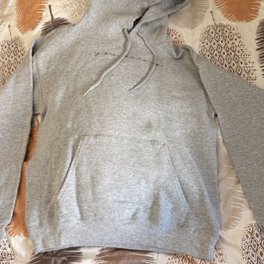 Grauer Hoodie mit Schriftzug