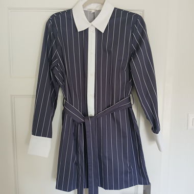 Gestreidetes Hemdkleid mit Gürtel