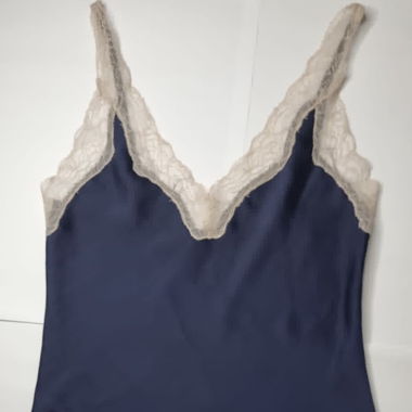 Elegantes Seidentop mit Spitze, dunkelblau