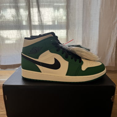 Air Jordan 1 Mid SE Sneakers