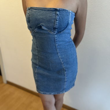 Mini abito in denim senza spalline