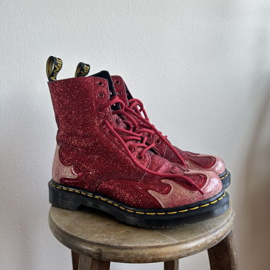 Dr Martens glitter rosse con motivo fiamme