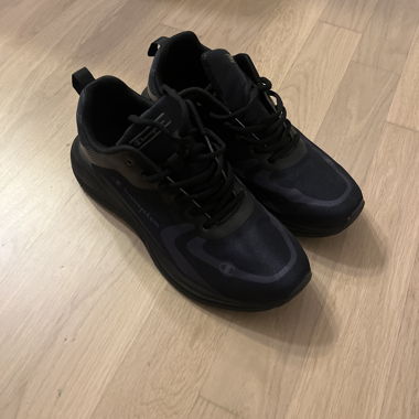 Sports shoes