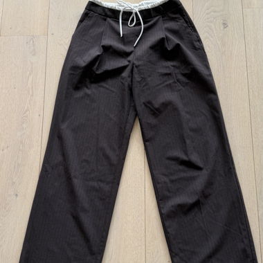 Pantalon en tissu brun foncé avec taille blanche