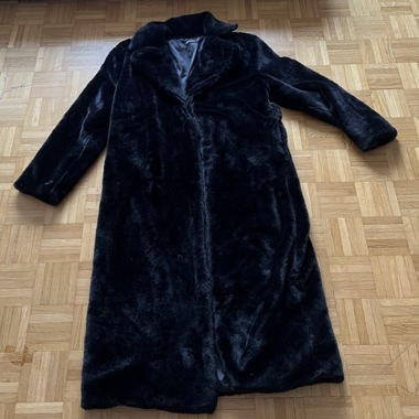 Manteau long noir en fausse fourrure 
