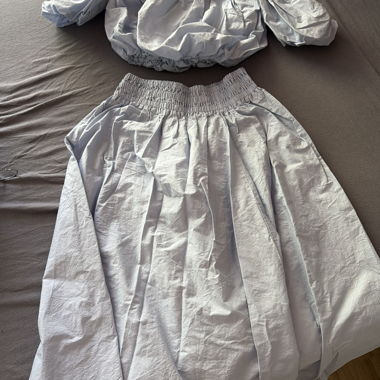 Ensemble bleu à épaules dénudées