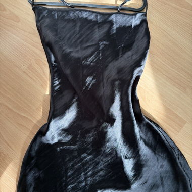 Schwarzes elegantes Satin-Maxikleid, rückenfrei