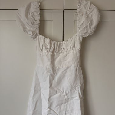 Weisses Zara Minikleid mit Puffärmeln M