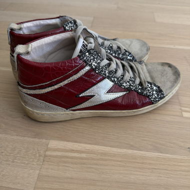 Scarpe alte rosse scintillanti