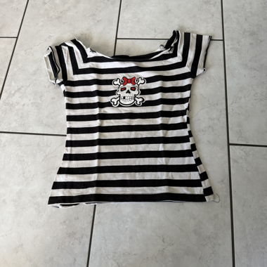 Gestreiftes Top mit Totenkopf