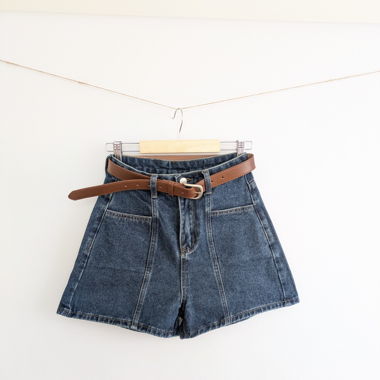 Jeansshorts mit einem Gürtel XS