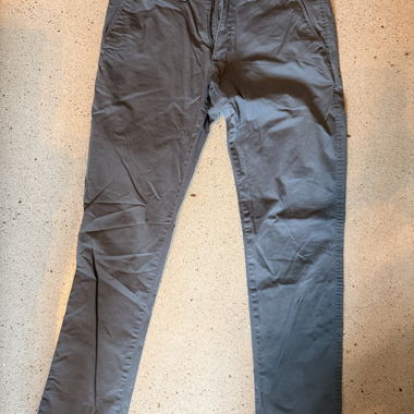 Chino Abercrombie & Fitch gris