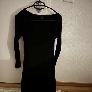 Kleid langärmig mit dekolte 