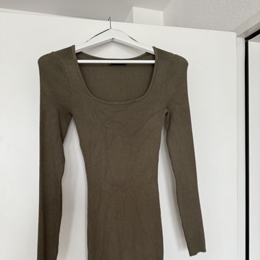 figurbetontes Langarmkleid in Olivgrün