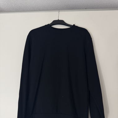 Schwarzes Basic Pullover