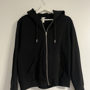 Schwarzer Pullover mit Kapuze