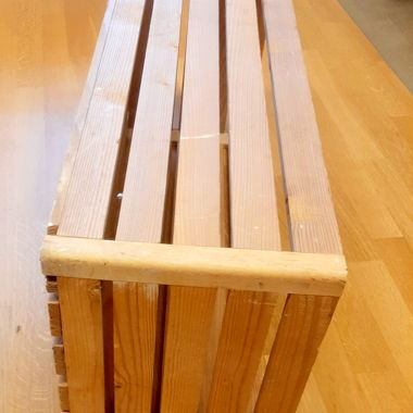 Holzkiste mit Lattenwerk