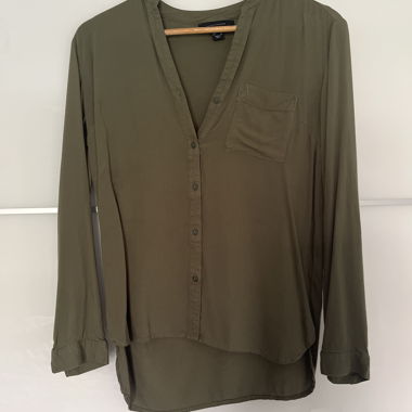 Blusa kaki con scollo a V