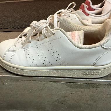 Weisse adidas Ledersneaker