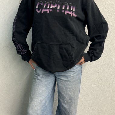 Hoodie noir avec lettrage rose-violet