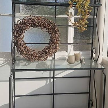 Etagère en métal avec étagères en verre