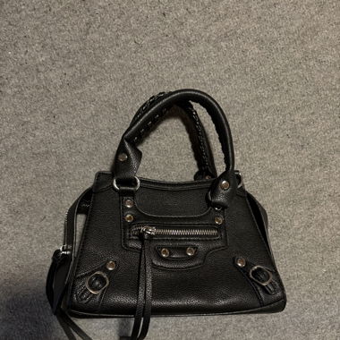 kleine Handtasche mit Nietendetails