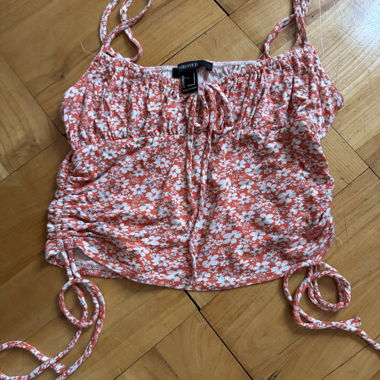 top arancione con motivo floreale di Forever 21