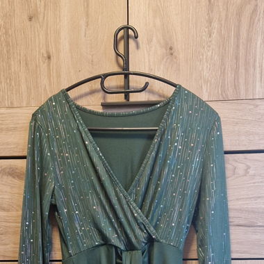 Robe verte drapée, manches longues