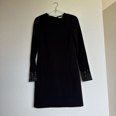 Kleid mit glitzer an den Ärmel
