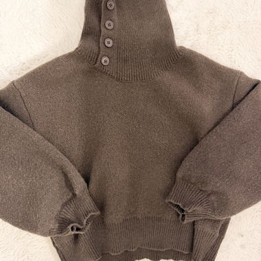Maglione marrone a collo alto
