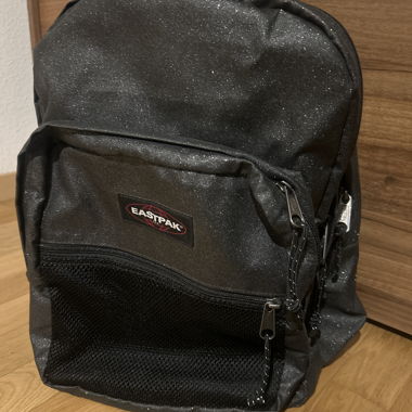 Zaino Eastpak nero e paillettes