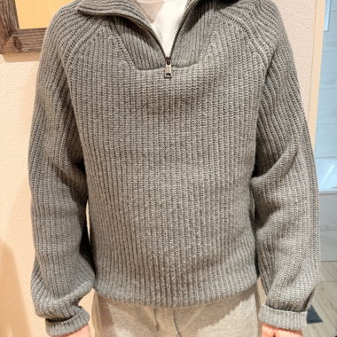 Grauer Strickpullover mit Reissverschluss