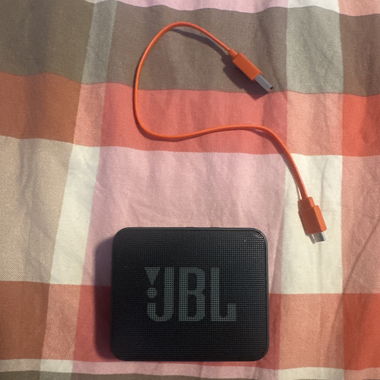 Altoparlante Bluetooth JBL con cavo di ricarica