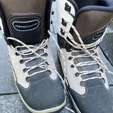bottes de snowboard poussiéreuses, jamais portées