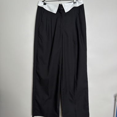Schwarze Hose mit weitem Bein