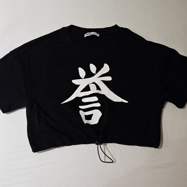 T-shirt crop nero con stampa cinese