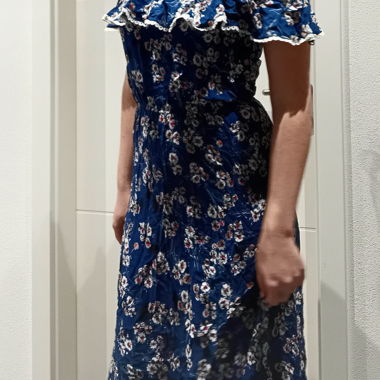 Lange, blaue Blumen-Kleid